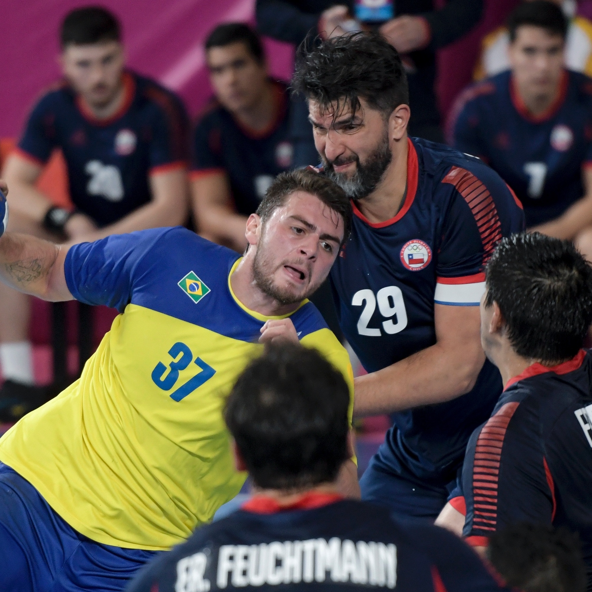 Na raça! Brasil defende bem, supera catimba alemã e vence no handebol  masculino - Lance!