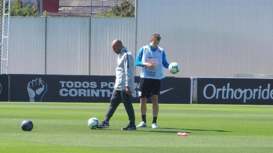 Carlos Augusto, lateral do Corinthians, e o preparador físico Fabrício Pimenta em treino no CT Joaquim Grava - Gabriel Carneiro/UOL Esporte