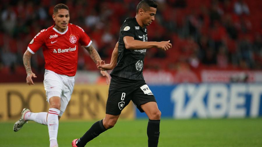 Internacional levou a melhor sobre o Botafogo no fim do primeiro turno, no Beira Rio - REUTERS/Diego Vara