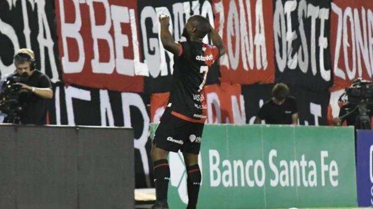 Luis Leal, do Newell's Old Boys, imita comemoração de Gabigol em jogo contra o River Plate - @CANOBoficial/Twitter