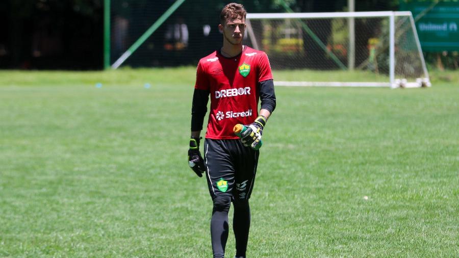 Vai e vem: O goleiro Eduardo Capellari, de 18 anos, foi um dos destaques do Cuiabá na Copa São Paulo - Divulgação/AssCom Dourado