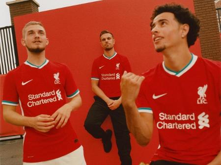 liverpool divulga imagens de novo uniforme produzido pela nike veja 01 08 2020 uol esporte novo uniforme produzido pela nike