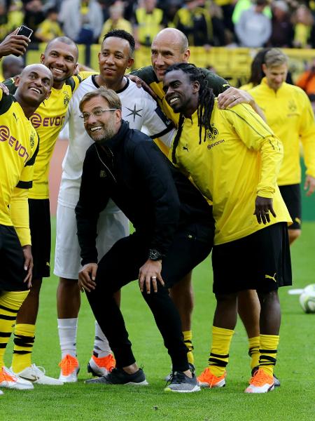 Tinga e ex-brasileiros do Borussia Dortmund tiram foto com técnico Jürgen Klopp - Christof Koepsel/Bongarts/Getty Images