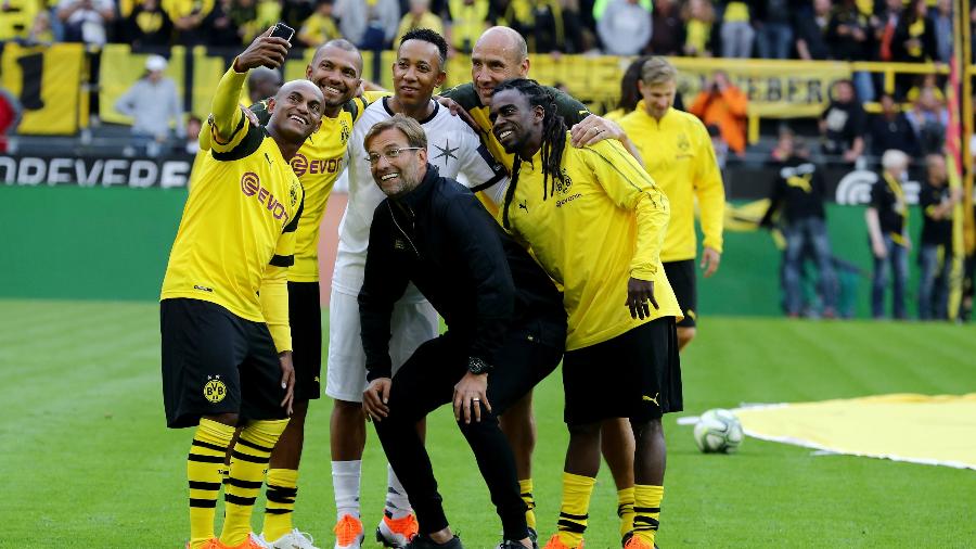 Tinga ao lado dos brasileiros Ewerthon e Amoroso, tiram foto com técnico Juergen Klopp, em jogo festivo entre do Borussia Dortmund e Liverpool, em 2019 - Christof Koepsel/Bongarts/Getty Images