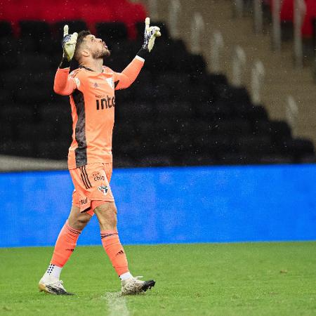 Tiago Volpi, do São Paulo, celebra em jogo em que defendeu dois pênaltis contra o Flamengo - Jorge Rodrigues/AGIF