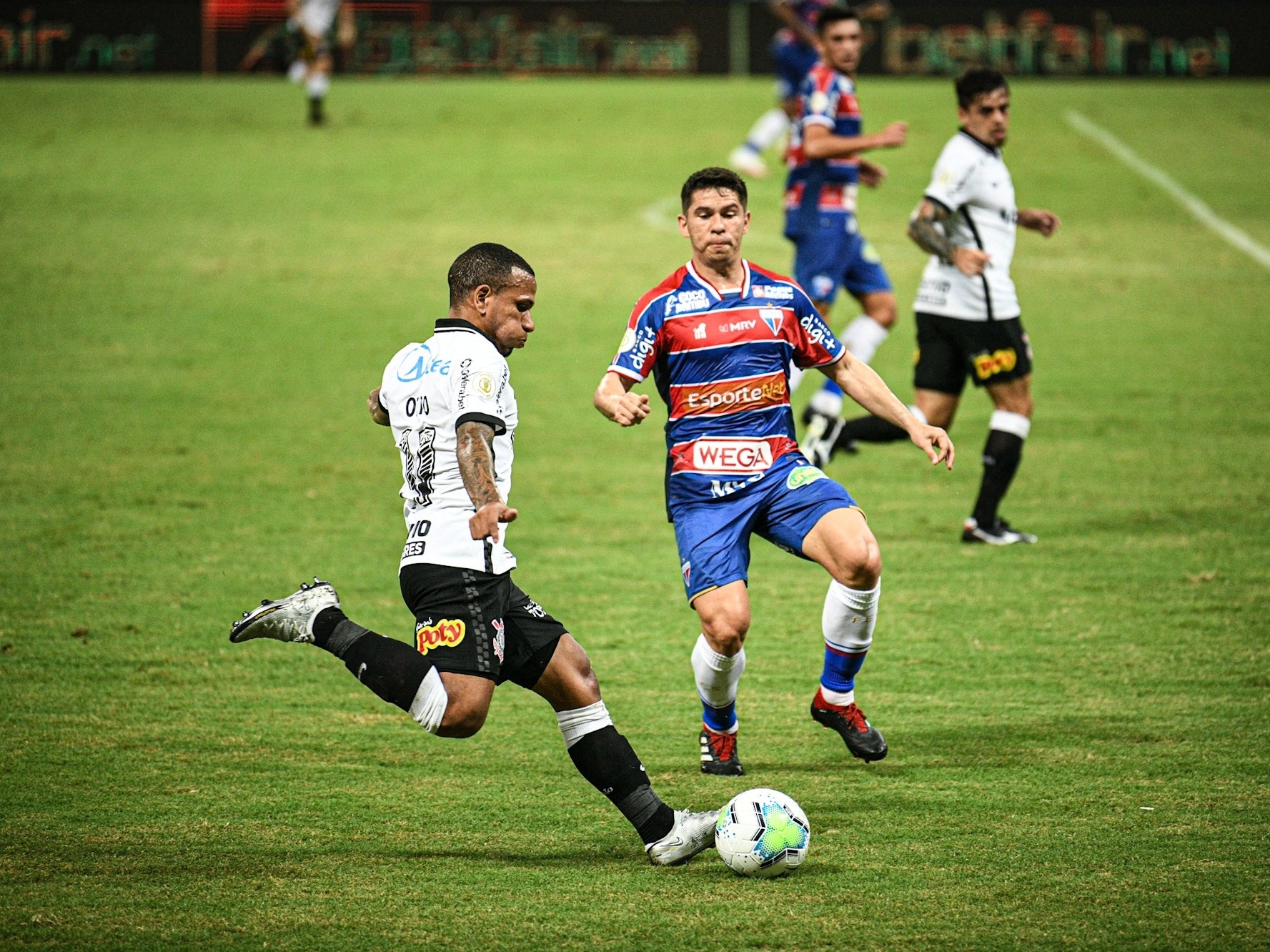 Fortaleza sai na frente, mas sofre empate do Corinthians fora de