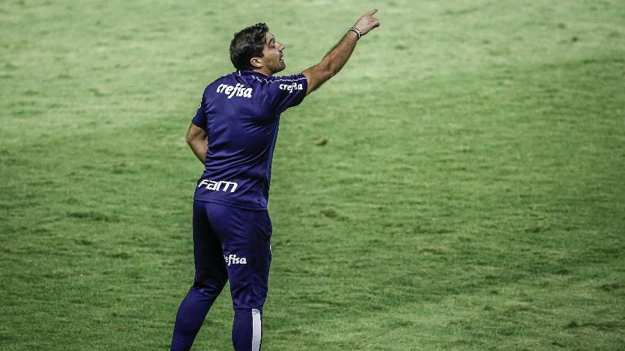 Técnico do Palmeiras Abel Ferreira orienta o time em partida contra o Sport  - Paulo Paiva/AGIF