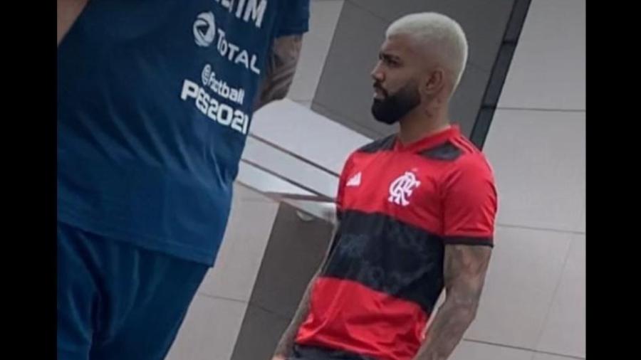 Gabigol a a nova camisa do Flamengo para 2021 - UOL