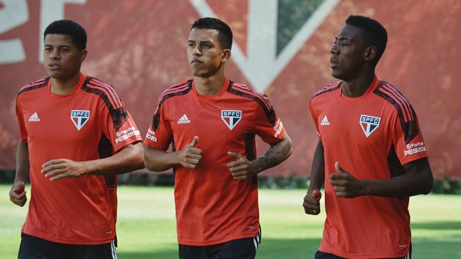Gabriel Sara, Igor Vinicius e Léo Pelé com o novo uniforme de treino do São Paulo - Divulgação/São Paulo
