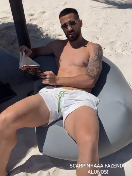 Raphael Veiga corneta Luan por ler na praia: "Scarpa fazendo aluno" - Reprodução/ESPN