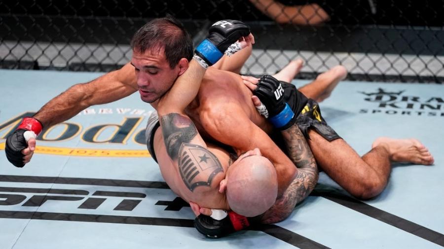 O brasileiro Rani Yahya (por cima) aplica golpe em Ray Rodriguez durante luta do UFC Fight Night - Jeff Bottari/Zuffa LLC/Getty Images