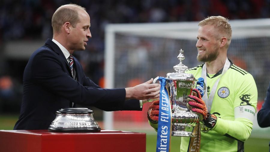 Príncipe William entrega troféu da Copa da Inglaterra para Kasper Schmeichel, goleiro do Leicester - REUTERS/Matthew Childs