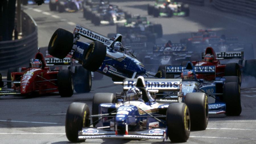 Acidente na primeira volta do GP de Mônaco de 1995, última vez em que 26 carros largaram para uma etapa da F-1 - Reprodução