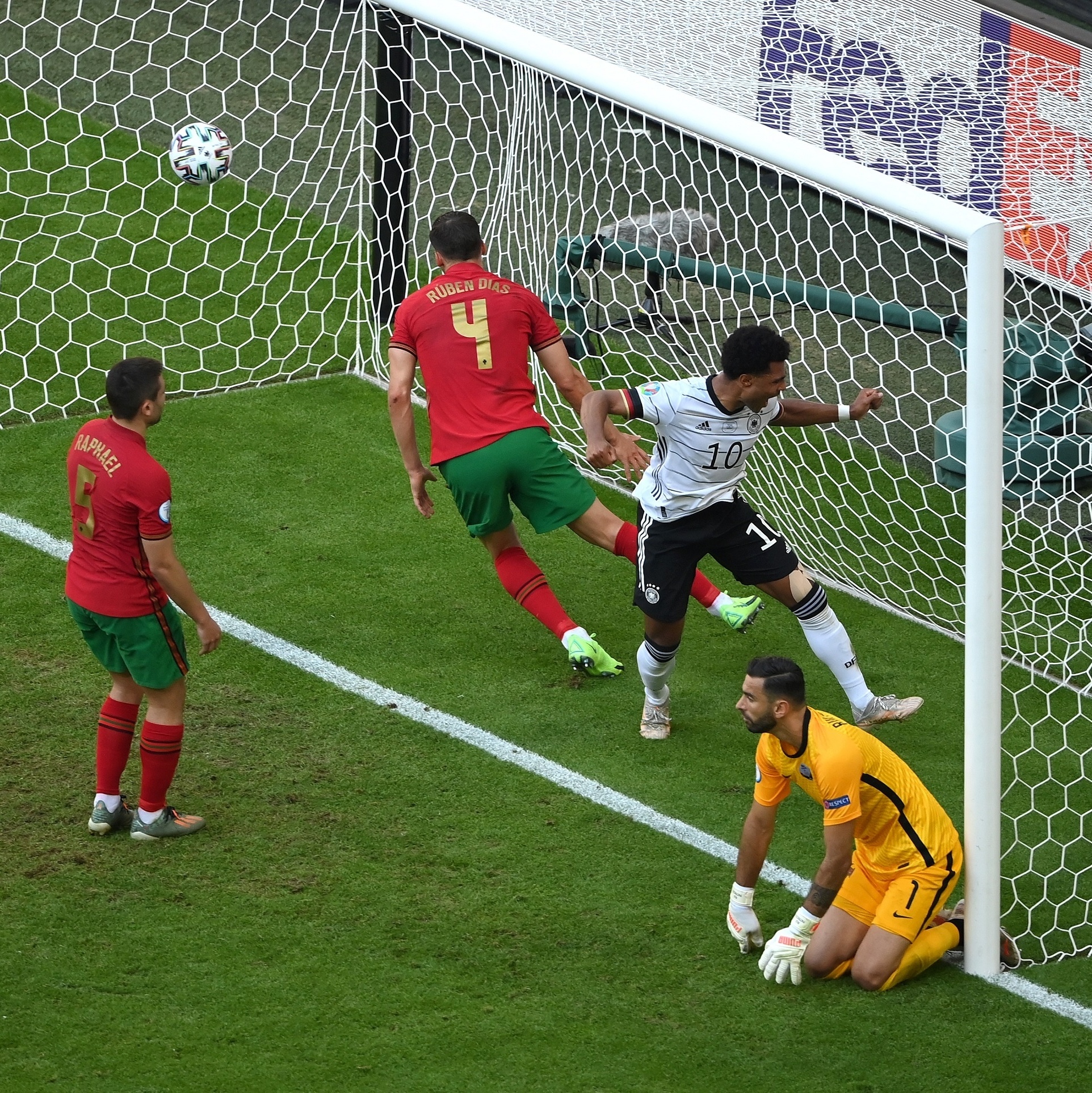 A Alemanha destroça Portugal, Esportes