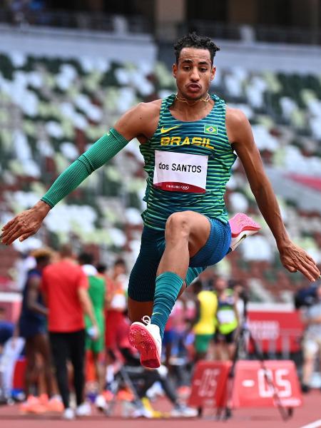 Almir dos Santos, na classificatória do salto triplo masculino