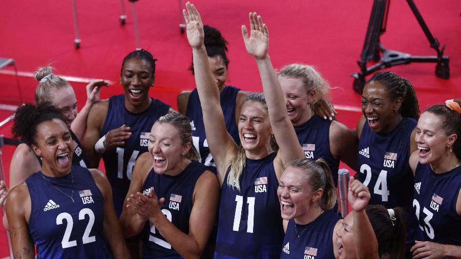 Jogadoras dos Estados Unidos comemoram vitória sobre a Sérvia na semifinal do vôlei em Tóquio - Valentyn Ogirenko/Reuters