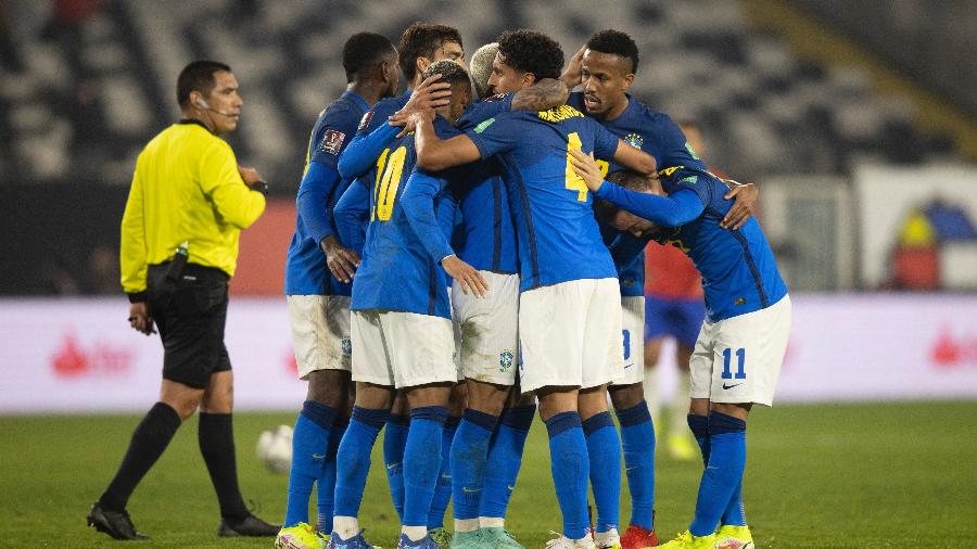 Marquinhos (4) abraça os jogadores da seleção brasileira no jogo contra o Chile, pelas Eliminatórias - Lucas Figueiredo/CBF