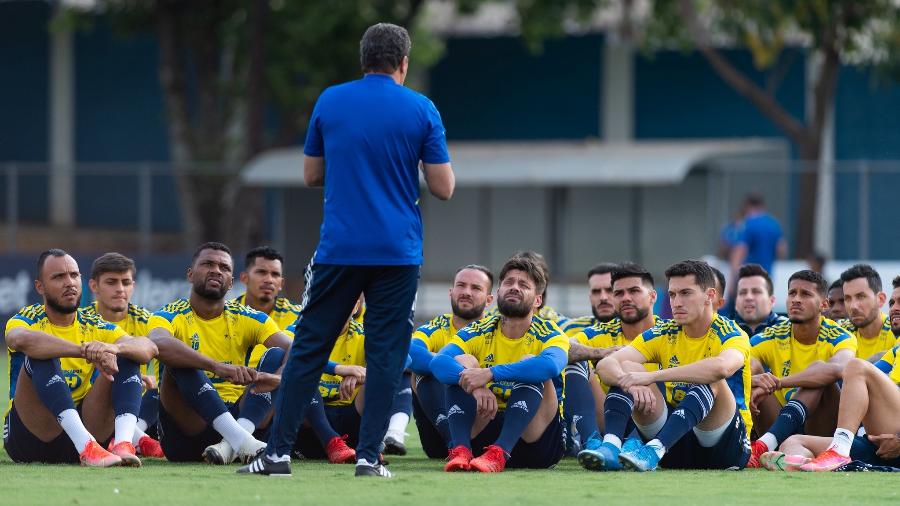 Luxemburgo apoia movimentos do jogadores, que lutam por melhorias e pagamentos em dia no Cruzeiro - Bruno Haddad