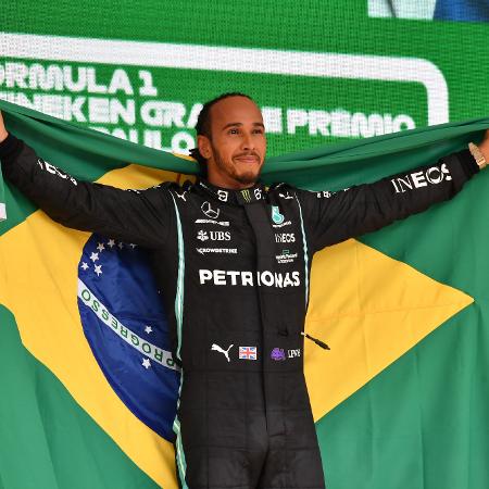Lewis Hamilton comemora vitória no GP de São Paulo de 2021 com a bandeira do Brasil - Reprodução/F-1
