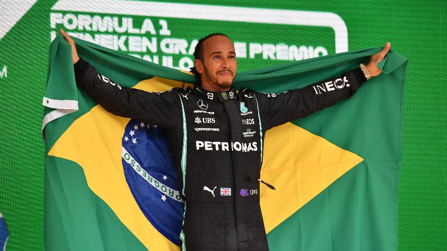 Lewis Hamilton soma sete títulos, conquistados nas seguintes temporadas: 2008, 2014, 2015, 2017, 2018, 2019 e 2020 - Reprodução/F-1