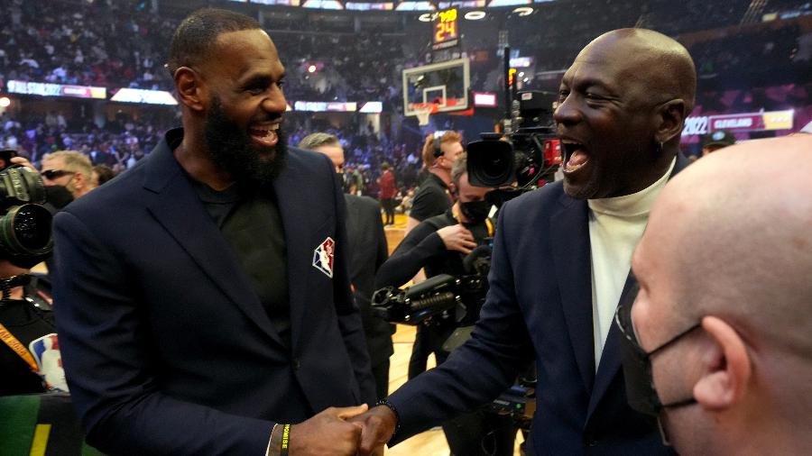 LeBron James e Michael Jordan conversaram na celebração dos 75 anos da NBA - Kevin Mazur/Getty Images