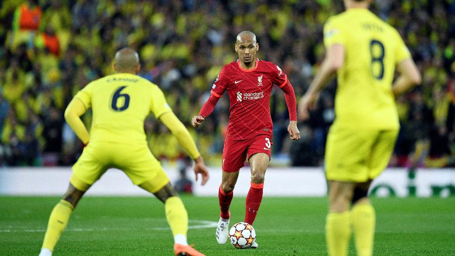 Fabinho desafia a marcação do Villarreal em jogo do Liverpool pela Liga dos Campeões - Oli Scarff/AFP
