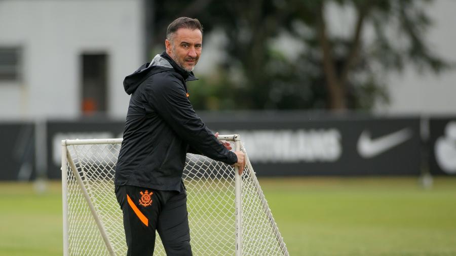 Vítor Pereira carrega gol móvel durante treino do Corinthians - Rodrigo Coca/Agência Corinthians