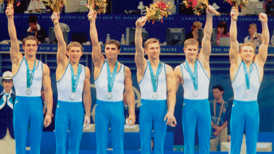 O ex-ginasta ucraniano Ruslan Mezentsev (o segundo da direita para a esquerda) foi medalhista de prata em Sidney-2000 - Reprodução/RR Auctions