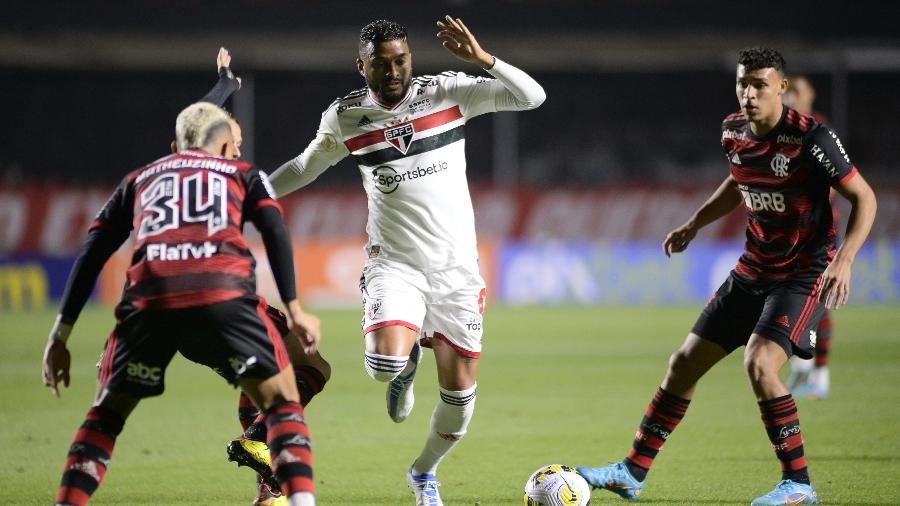 Reinaldo, do São Paulo, disputa lance com jogadores do Flamengo durante partida do Brasileirão - Alan Morici/AGIF