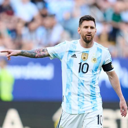Lionel Messi em ação com a camisa da Argentina contra a Estônia - Juan Manuel Serrano Arce/Getty Images