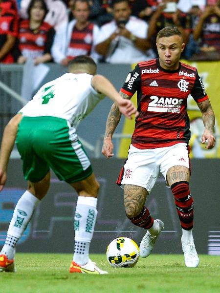 Everton Cebolinha com a bola em jogo do Flamengo contra o Juventude - Foto: Marcelo Cortes/Flamengo