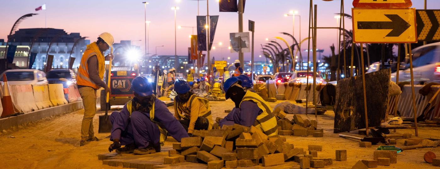 Trabalhadores chegam para obras na região da Corniche, em Doha, à noite, quando a temperatura não é tão agressiva - Christian Charisius/picture alliance via Getty Images