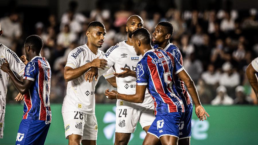 Jogadores do Santos e Bahia atentos antes de bola aérea, em jogo válido pela Copa do Brasil - Raul Baretta / Santos FC