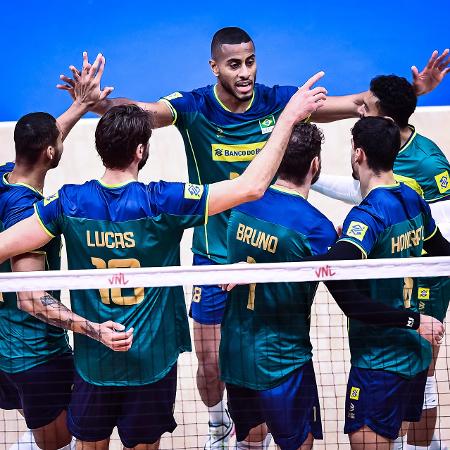 Jogadores da seleção brasileira de vôlei comemoram durante a vitória sobre a Holanda, na Liga das Nações