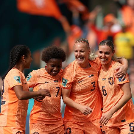 Jogadoras da Holanda celebram gol de Jill Roord contra a África do Sul, pela Copa feminina