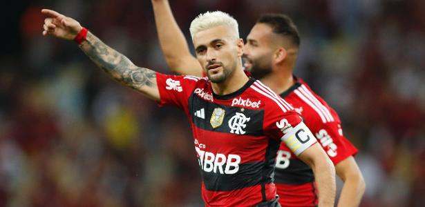 Arrascaeta decide, Flamengo bate Grêmio de novo e encara SPFC na final