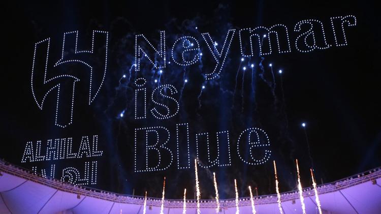 Al-Hilal faz show de drones para comemorar chegada de Neymar
