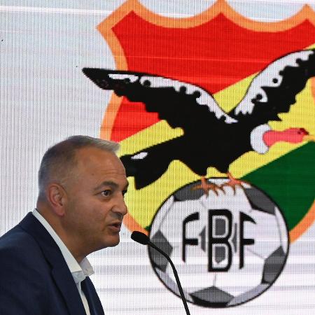 Fernando Costa, presidente da Federação Boliviana de Futebol, durante coletiva de imprensa