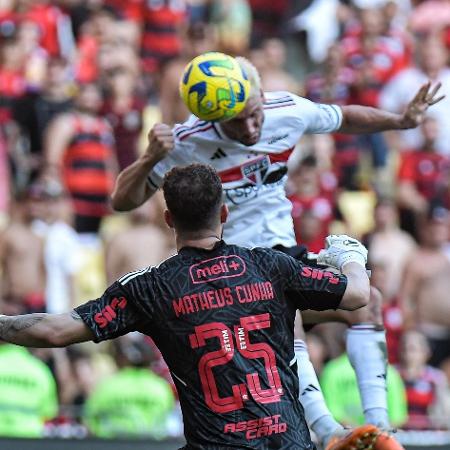 Calleri, do São Paulo, faz gol no jogo contra o Flamengo, na ida da final da Copa do Brasil