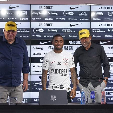 Rubão Gomes, Palacios e Augusto Melo durante apresentação do novo lateral corintiano