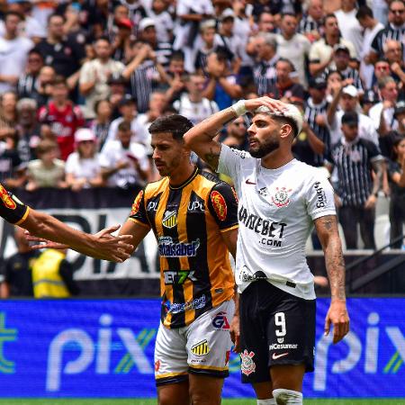 Jogadores do Novorizontino comemoram durante jogo contra o Corinthians