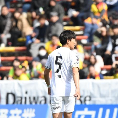 Ko Watahiki, lateral do SC Sagamihara, marcou gol em chute duplo