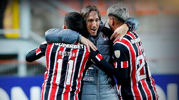 Luis Zubeldía abraça jogadores após gol do São Paulo sobre o Cobresal em jogo da Libertadores