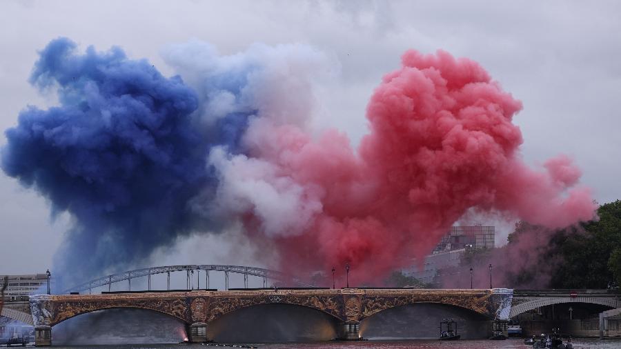 Fumaça com as cores da bandeira da França tomam conta do rio sena durante cerimônia