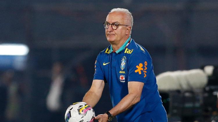 Dorival Júnior, técnico do Brasil, durante jogo contra o Paraguai