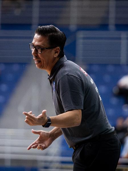 Helinho Garcia orienta jogadores do Sesi Franca na estreia do NBB