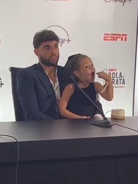 Filha de Yuri Alberto rouba a cena em coletiva no Bola de Prata