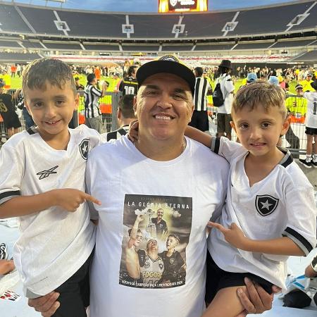 Rodrigo Mancha com os filhos e a camisa com foto do pai no título da Libertadores do Botafogo