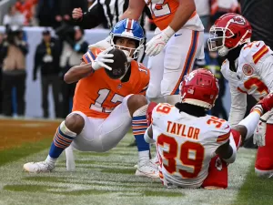 Virou batata quente? Denver Broncos faz touchdown bizarro na NFL; assista