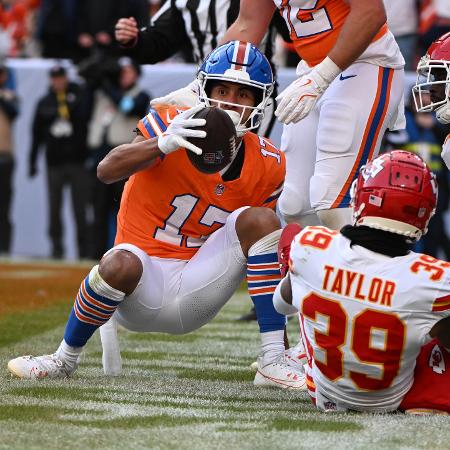 Devaughn Vele, do Denver Broncos, anota touchdown durante jogo contra o Kansas City Chiefs na NFL